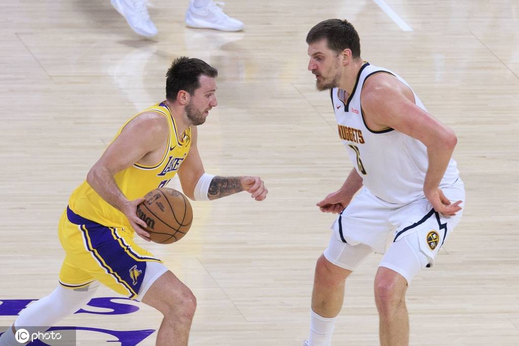 东契奇撤步后仰绝杀+三双 约基奇三双湖人加时胜掘金